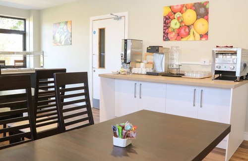 Littlehampton Cottage | THE FIRELIGHT FLAT AT MARINE COURT, family friendly in Littlehampton