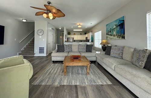 Surfside Beach House | The Fish Bowl - Oceanside of Boulevard in Surfside Beach