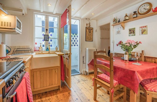 Old Town Hastings Cottage | THE FISHERMAN'S REST, family friendly, with open fire in Hastings