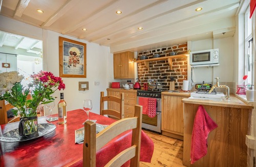 Old Town Hastings Cottage | THE FISHERMAN'S REST, family friendly, with open fire in Hastings