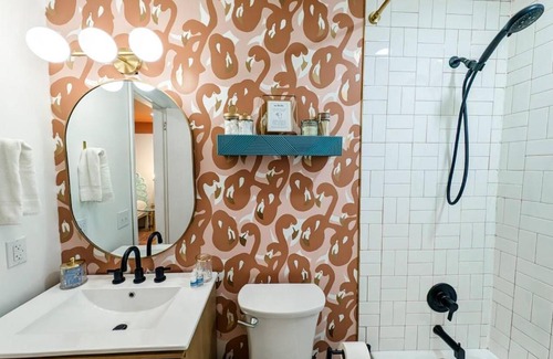 Columbia Apartment | The Flamingo Suite 1 King