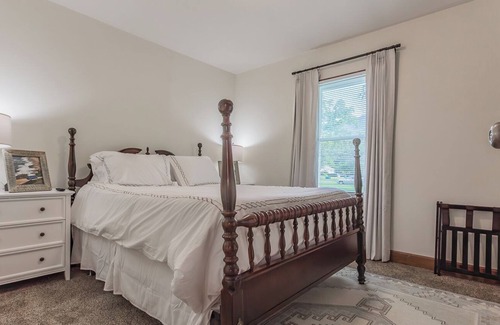 South Pittsburg House | The Fleetwood - Charming Cottage with Game Room