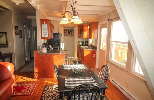 Fleetwood Ski Chalet | The Fox Den- 2BR/2BA w/River Views, Fireplace, &Fire Pit