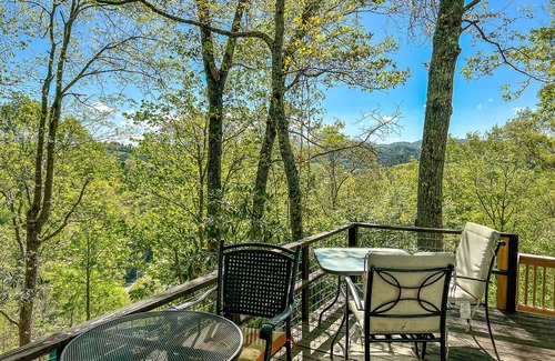 Fleetwood Ski Chalet | The Fox Den- 2BR/2BA w/River Views, Fireplace, &Fire Pit