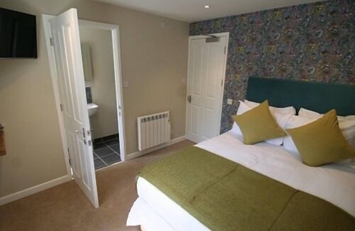 Wroughton Hotel | The Fox & Hounds