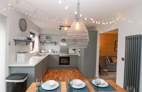 Ruswarp House | THE FOX'S DEN, pet friendly, with a garden in Whitby