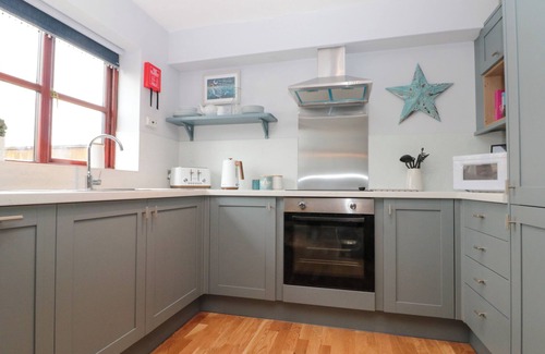 Ruswarp House | THE FOX'S DEN, pet friendly, with a garden in Whitby