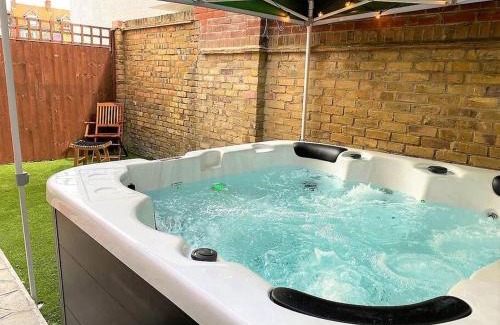 Westbrook Apartment | The Garden Apt Hot Tub - Westbrook Bay Beach - By Goldex Coastal Breaks