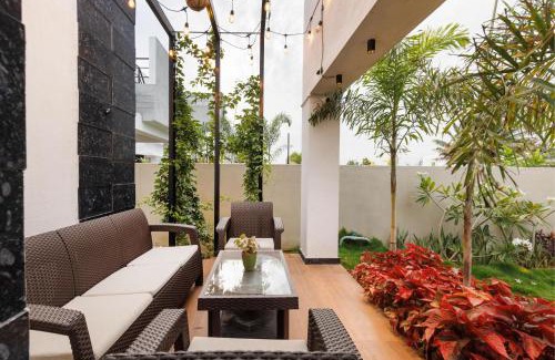 Hosur Apartment | The Garden Retreat by StayJade- Pool- 2BHK- Lawn