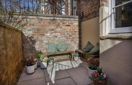 York Apartment | The Garden Square - Unique luxury apartment in historic garden square - ideal for 2 people