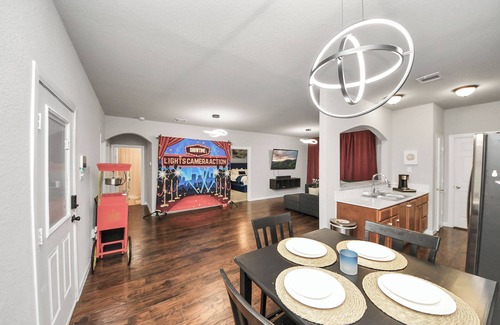 Northside House | The Gathering HTX: Spacious Retreat, Sleeps 16, 6 BR, Near Downtown w/Parking