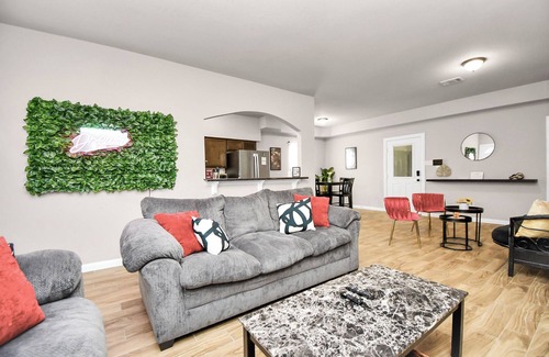 Northside House | The Gathering HTX: Spacious Retreat, Sleeps 16, 6 BR, Near Downtown w/Parking