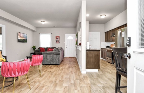 Northside House | The Gathering HTX: Spacious Retreat, Sleeps 16, 6 BR, Near Downtown w/Parking
