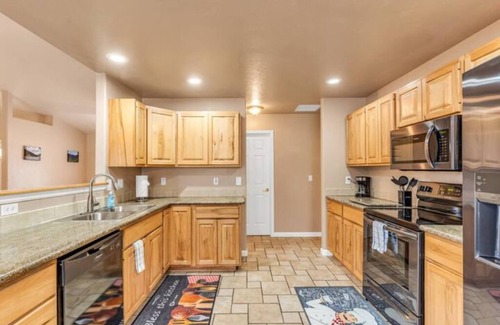 Sevierville House | The Gathering Place: Quiet neighborhood, 5+ Bed/3 Bath home accommodates 12.