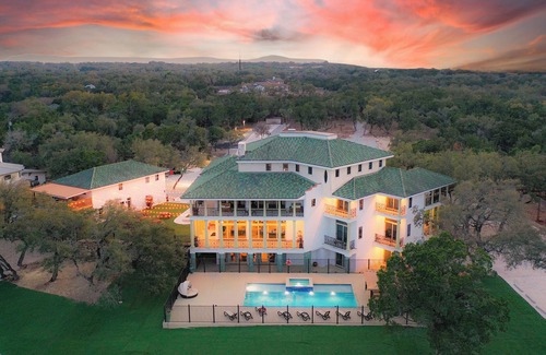 Hudson Bend House | The Gatsby Mansion: A unique luxury estate. Perfect for events or family retreat