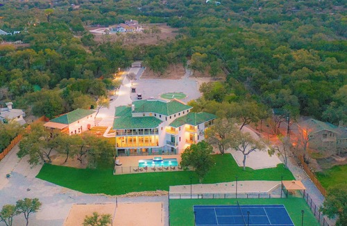 Hudson Bend House | The Gatsby Mansion: A unique luxury estate. Perfect for events or family retreat
