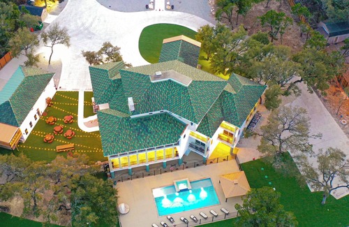 Hudson Bend House | The Gatsby Mansion: A unique luxury estate. Perfect for events or family retreat