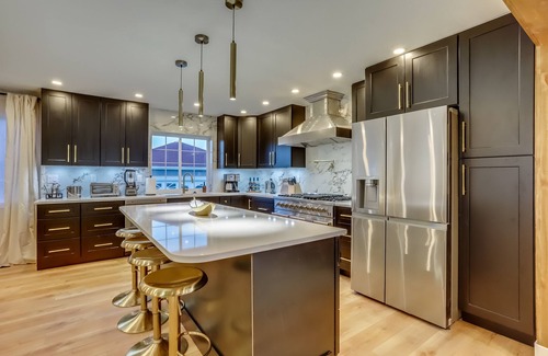 Berkley House | The Gatsby: Putt Putt - Hot Tub - Fire Pit - Movie Theater - 18 Guests