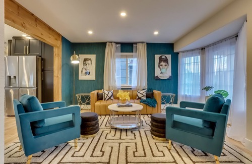 Berkley House | The Gatsby: Putt Putt - Hot Tub - Fire Pit - Movie Theater - 18 Guests