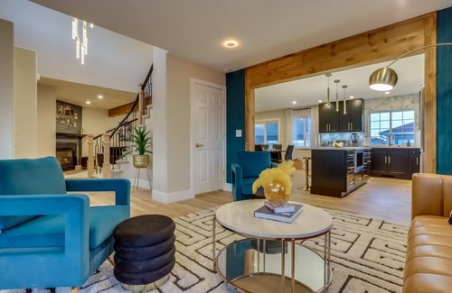 Berkley House | The Gatsby: Putt Putt - Hot Tub - Fire Pit - Movie Theater - 18 Guests