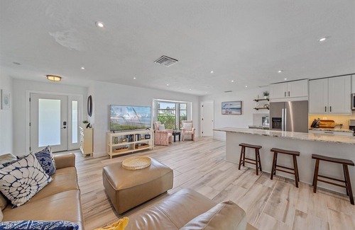 Gulf Gate Estates House | The Gecko House - Family Friendly - 3D Tour Available!