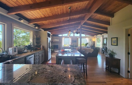 Ashland House | The Gem of Ashland, Hot tub, Views