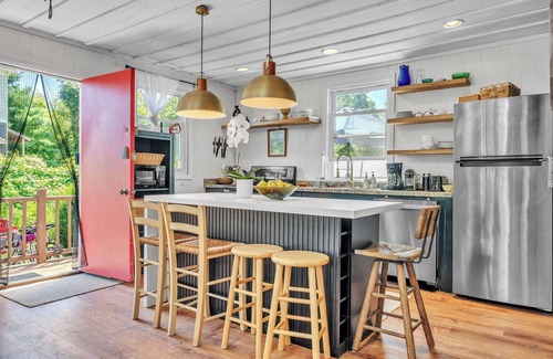 Briggs Farm House | The Getaway- beach, nature, Hottub, fire- relax!