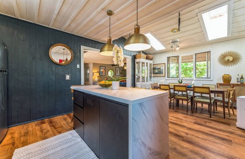 Briggs Farm House | The Getaway- beach, nature, Hottub, fire- relax!
