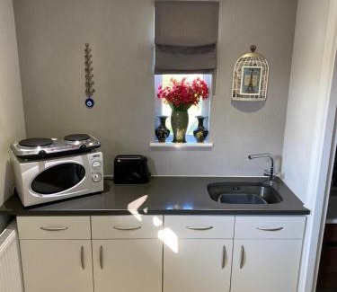 Fyfield Apartment | The Glen Guest House 1-bedroom guest house with free parking