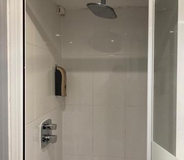 Fyfield Apartment | The Glen Guest House 1-bedroom guest house with free parking