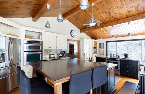 Lake of Bays Cottage | The Goldenwood Lakehouse: Waterfront Forest Escape