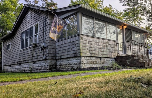 Mastic Beach House | “THE GOOSE” A Charming 2-bedroom bungalow with WiFi and AC in Mastic Beach.