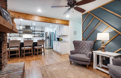 Memphis House | The Graham Escape · Memphis Vibe