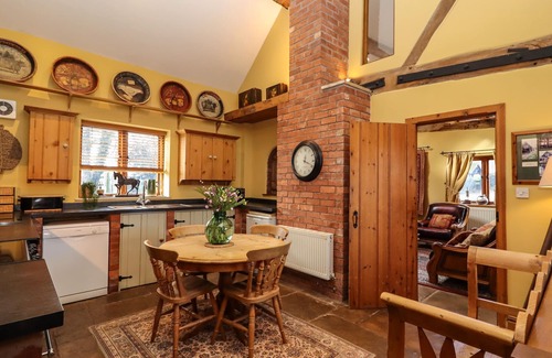 Eaton Mascott Cottage | THE GRANARY, pet friendly, with open fire in Church Stretton