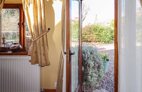 Eaton Mascott Cottage | THE GRANARY, pet friendly, with open fire in Church Stretton