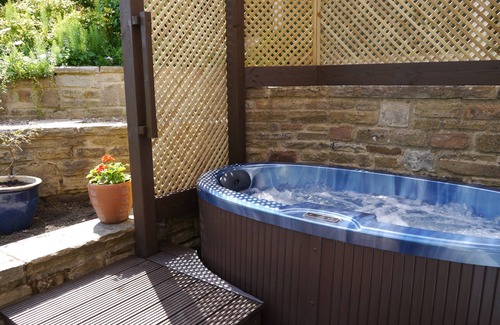 Carleton Apartment | The Granary with hot tub - 2 miles from Skipton