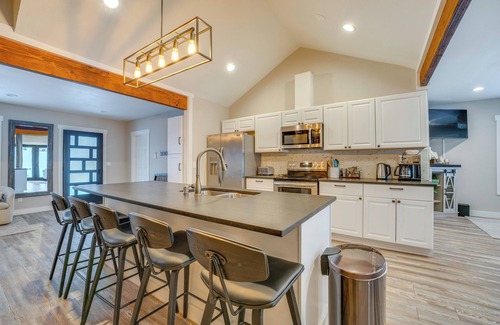 Chelan House | 'The Grand Chelan' Group Getaway: Pool & Hot Tub
