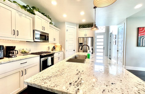 Harris Ranch House | The Greenbelt Getaway- Views, Pets, Bikes, Games, Fun!