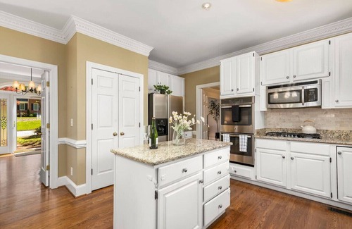 Greensboro House | The Greensboro Manor | 6 BDR, HotTub, FirePit, Basketball Court