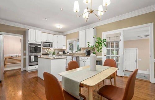 Greensboro House | The Greensboro Manor | 6 BDR, HotTub, FirePit, Basketball Court