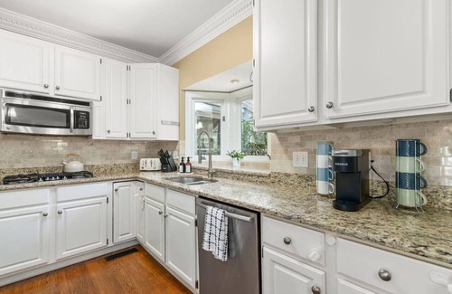 Greensboro House | The Greensboro Manor | 6 BDR, HotTub, FirePit, Basketball Court
