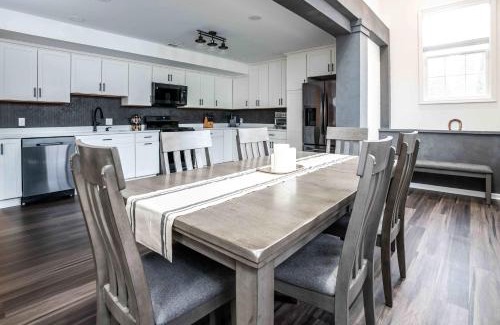 Lake Geneva House | The Greystone - Stay for 12