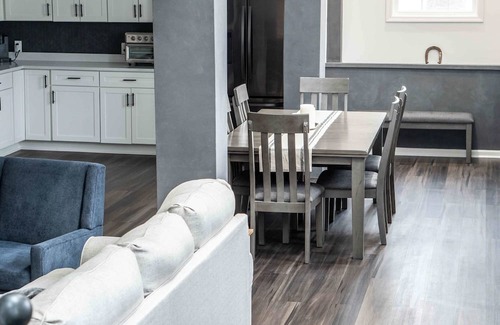 Lake Geneva House | The Greystone – Stay for 12!