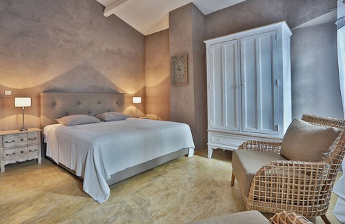 Vers-Pont-du-Gard House | The Guardian Of Angels