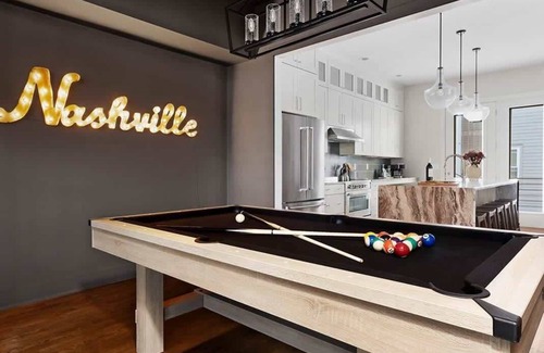 Edgehill House | The Hadden House - Rooftop Lounge with Firepit!