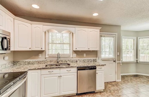 Alabaster House | The Hallmark House on Cambridge Lane, 30 mins from Birmingham, 4 mins from I-65