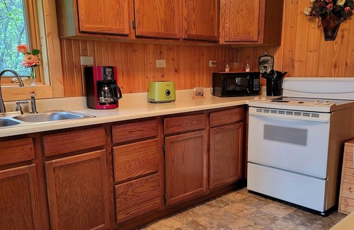 Martin City Cabin | The HAPPY ELK 8.4 ni. to Glacier Park NO/TAX. Beautifull cabin, medow with view