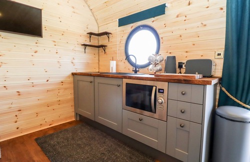 Chipping Norton Cottage | THE HAPPY VALLEY POD, romantic, with hot tub in Chipping Norton