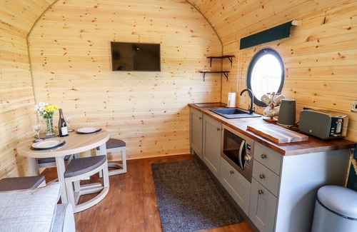 Chipping Norton Cottage | THE HAPPY VALLEY POD, romantic, with hot tub in Chipping Norton