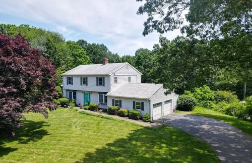 Norwichtown House | The Harvard Retreat – Pool, Sauna, Fireplaces & Family Comfort